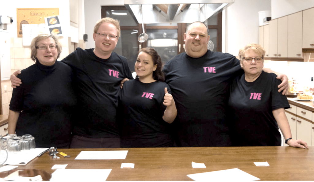 Gruppe von Personen vor der Küche des TVE